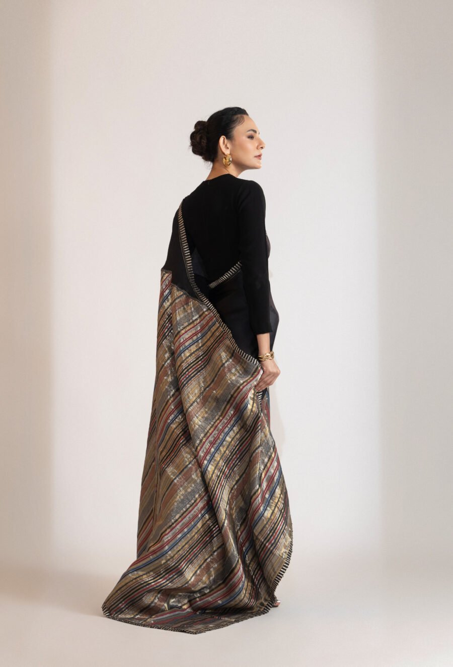 Ethereal Weave Metallic Zari Saree - Image 2