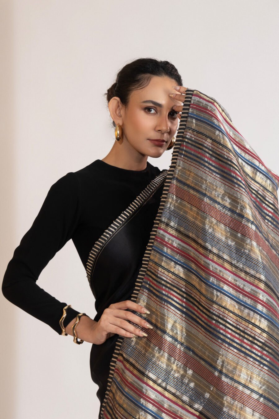 Ethereal Weave Metallic Zari Saree - Image 4